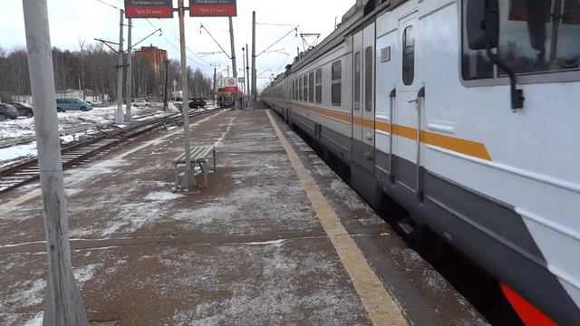 ЭД4М-0484 с приветливой бригадой прибывает на станцию Апрелевка смотреть онлайн