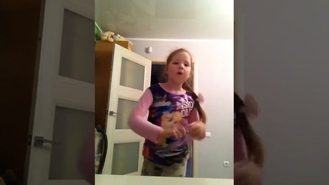 Я танцую под музыку Me Too смотреть онлайн