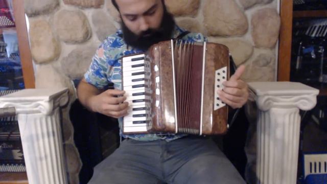 5642 - Hazelnut Crucianelli Baby Piano Accordion MM 25 12 $499 смотреть онлайн