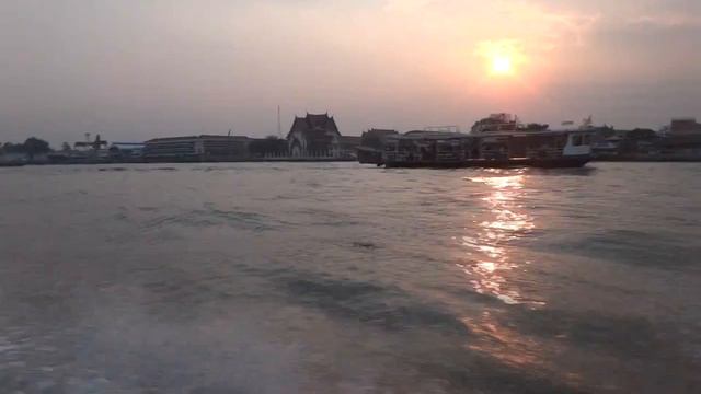 Водная прогулка по реке Чао Прайя в Бангкоке смотреть онлайн