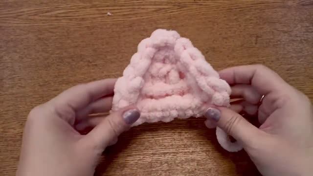 Ушки кошки для балаклавы из плюшевой пряжи. смотреть онлайн