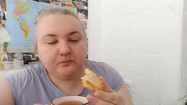 Женщина без настроения испекла печенье и начиталась новостей. смотреть онлайн