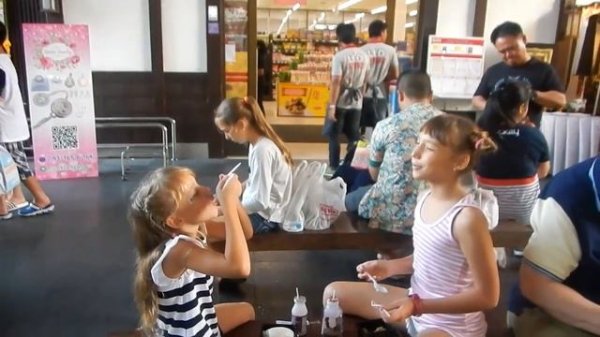 J-PARK.  Сирача, Таиланд. MaxValu: краткий обзор супермаркета. Tsuruha: японская аптека.