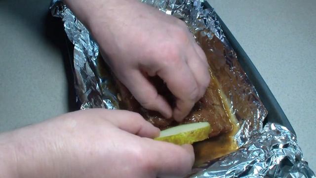 Толстолобик с Грушей Запеченный в Духовке // Silver Carp with Pear Baked in the Oven смотреть онлайн