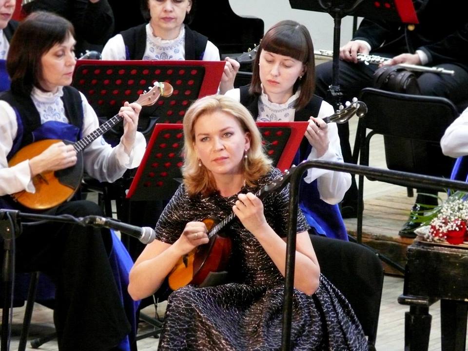 И. Тамарин. Концерт для домры 2, 3 части.
Оркестр «Онего». Соло домра Вера Махан смотреть онлайн