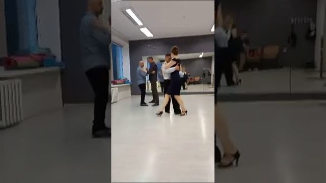 Так проходят практические занятия с ассистентом в нашей Академии Аргентинского танго GOZOTANGO. смотреть онлайн