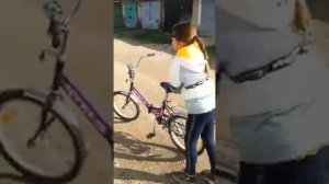 Как научиться садиться на велосипед с высокой рамой и слезать с него.