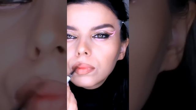 Тестируем бьюти хак, растушеванная стрелка при помощи скотча✨ подписывайтесь на канал? смотреть онлайн