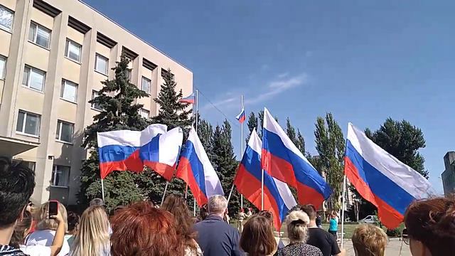 У здания Администрации города был торжественно поднят Государственный флаг Российской Федерации смотреть онлайн