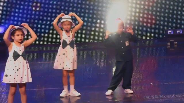 Новогодний Парад - Myxa Music Встречаем Новый 2022 Год - Малыши с песней Конфетки смотреть онлайн