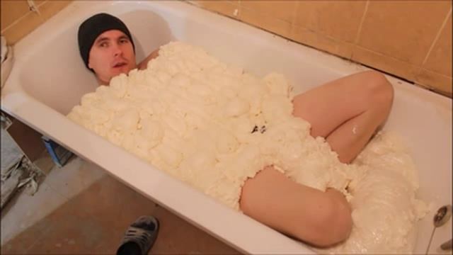 человек в монтажной пене смотреть онлайн