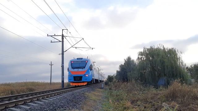 "НЕОБЫЧНЫЙ ТИФОН" ЭП2Д-0111 СЛЕДУЕТ ВДОЛЬ ОЗЕРА ОСЕННИМ УТРОМ + ПРИВЕТЛИВАЯ БРИГАДА! [КЖД ЕВПАТОРИЯ смотреть онлайн