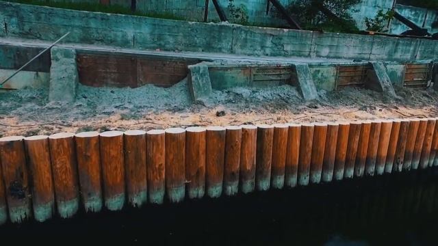 Предотвратили страшные последствия. Осыпание грунта. Укрепление берега лиственницей. смотреть онлайн