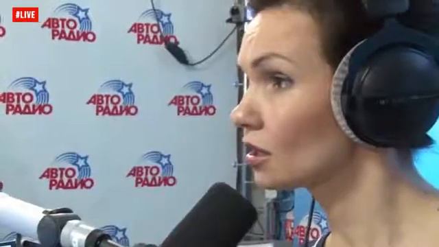 Классно поет