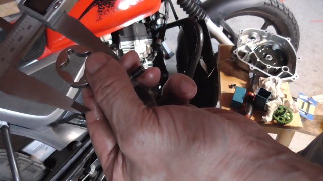 Bajaj Boxer. Подготовка к авантюрному замыслу. Псевдозамена маслонасоса без демонтажа сцепления. смотреть онлайн