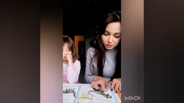Читаем с Лизой (6 лет) энциклопедию про динозавров. #библиотекарьдома смотреть онлайн