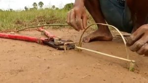 Простая креативная ловушка для змей, сделанная своими руками из больших плоскогубцев