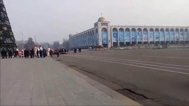 Бишкек // Прогулка на площади ,,Ала-Тоо,,// смотреть онлайн
