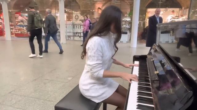 Boogie Woogie Queen Gets A Police Escort To The Piano смотреть онлайн