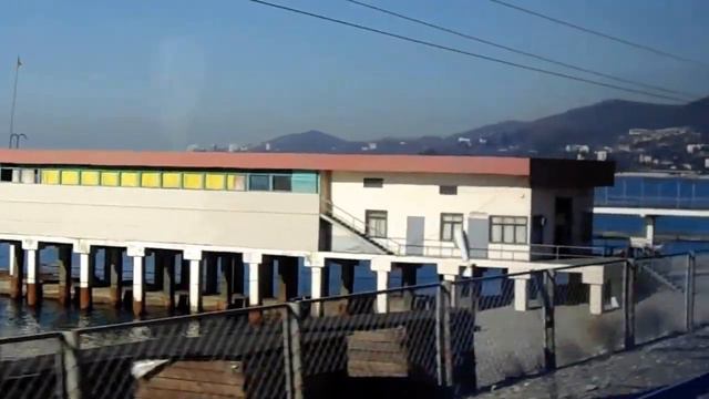 Вид на море с окна электропоезда "Ласточка", перегон Адлер - Хоста смотреть онлайн