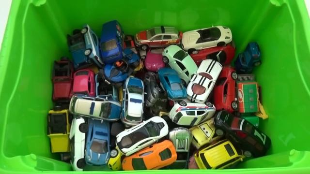 A box full of small and large metal cars смотреть онлайн