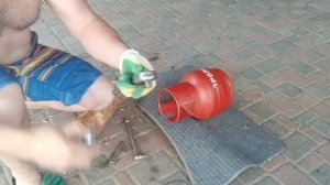 Снятие клапана в пяти-литровом газовом баллоне.