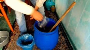 Готовлю сахарный сироп и раздаю пчелам.