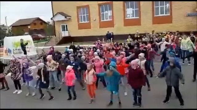 Усадская прогимназия. Флешмоб "Возьми меня за руку". 29.04.2019 г смотреть онлайн