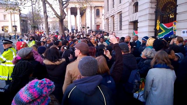 Scenes outside South Africa House смотреть онлайн