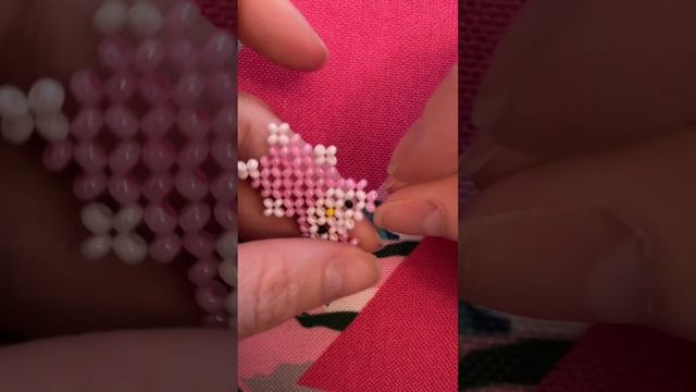 Хеллоу Китти с крылышками из бисера. Хеллоу Китти из бисера.#фигуркиизбисера #hellokitty #koralky
