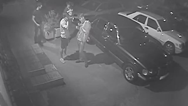 отрывают значок *MERCEDES* с припаркованного автомобиля смотреть онлайн