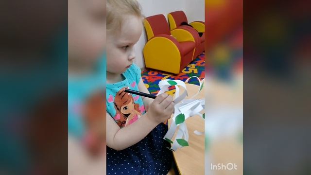 Воспитанники кружка «Развивайка» выполняют объемную поделку "Берёзка" в честь Дня берёзы (Берещенья смотреть онлайн