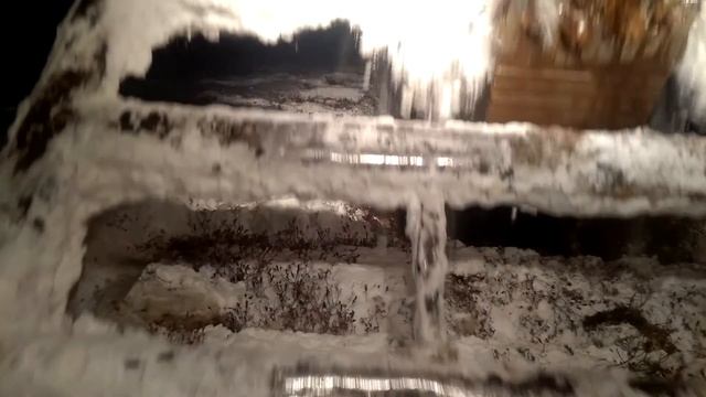 Экскаватор копает траншею на сланях. Север.