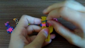 БРЕЛОЧЕК-ЦВЕТОЧЕК из резинок на рогатке