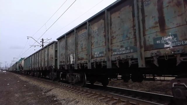Электровоз ВЛ11М6-495 хундай с грузовым поездом, с приветливым машинистом смотреть онлайн