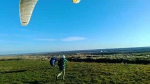 Старт на параплане в сильный ветер.