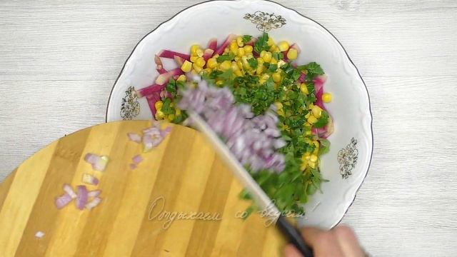 Салат с куриным филе, кукурузой и редькой. Из довоенного смотреть онлайн