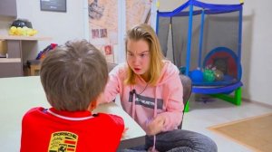 ДЫРА в потолке! Света и Богдан готовятся к ХЭЛЛОУИН