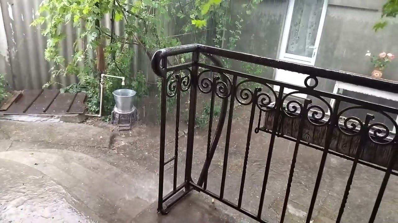 Дождь льёт как из ведра....хоть бы обошлось смотреть онлайн