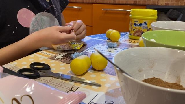 Делаем шоколадные бомбочки из Kinder Surprise смотреть онлайн