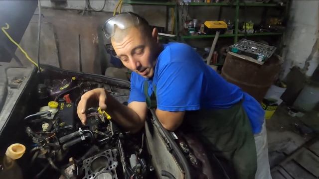 Chrysler PT cruiser ремонт двигателя. Часть 7 (сборка поршней) смотреть онлайн