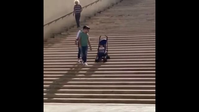 Яжматерь и Яжбатя спускают ребёнка на коляске по ступеням смотреть онлайн