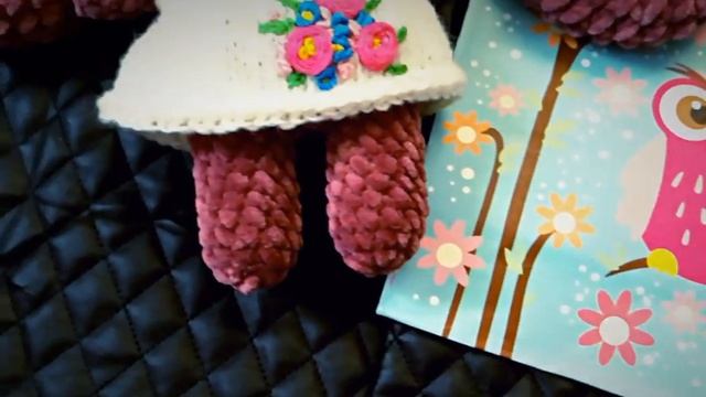 Плюшевая зайка, связанная крючком. Платьице реглан сверху, вышивка в стиле "рококо". смотреть онлайн