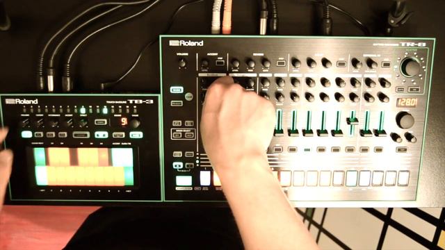 Roland Aira TR-8 & TB-3 Live Breaks Acid Jam with Tommy J "Butter Face" смотреть онлайн