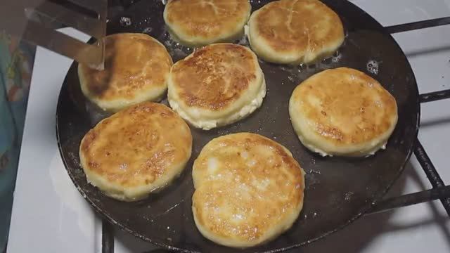 СЫРНИКИ ИЗ ТВОРОГА смотреть онлайн