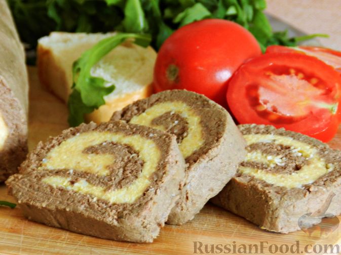 Закрутили закуску на славу.
РУЛЕТ ИЗ КУРИНОЙ ПЕЧЕНИ, С СЫРОМ