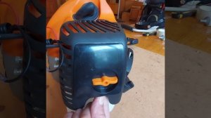 Знімаємо повітряний фільтр на бензокосі SEQUOIA SPB 523OC