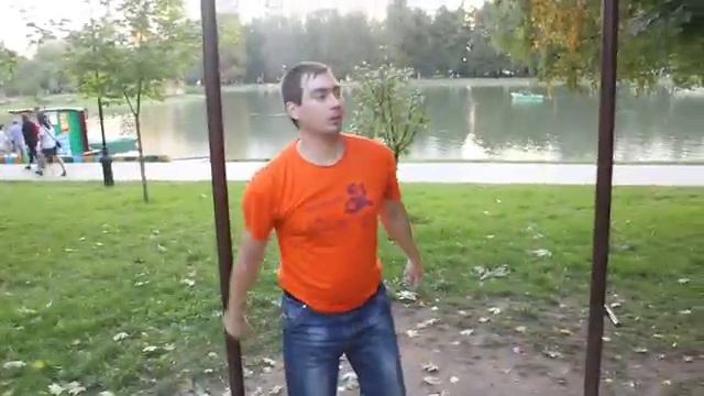 Мужской фитнес: Подтягивание на турнике, приседания на свежем воздухе в парке "Ангарские пруды" смотреть онлайн