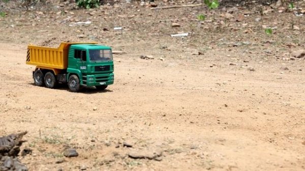 Грузовики ремонтируют яму