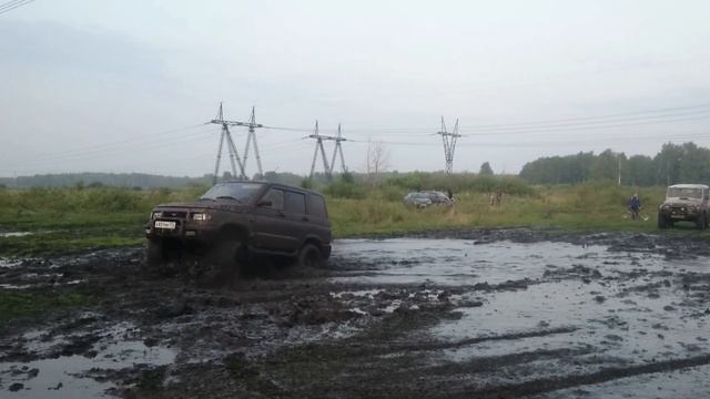 Кроссоверы, внедорожники и взрослые джипы месят грязь.